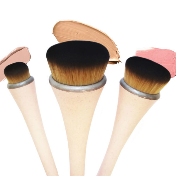 kolme vaaleanpunaista ekologosta meikkivoidesivellintä meikkipohjan tekoon