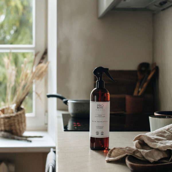 ruskea yleispuhdistusaine pullo kierrätysmuovista kauniissa keittiössä