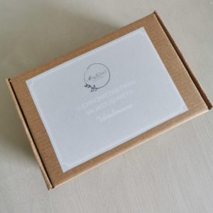 luonnonkosmetiikan valmistuspaketti ruskeassa pahvilaatikossa harmaalla etiketillä